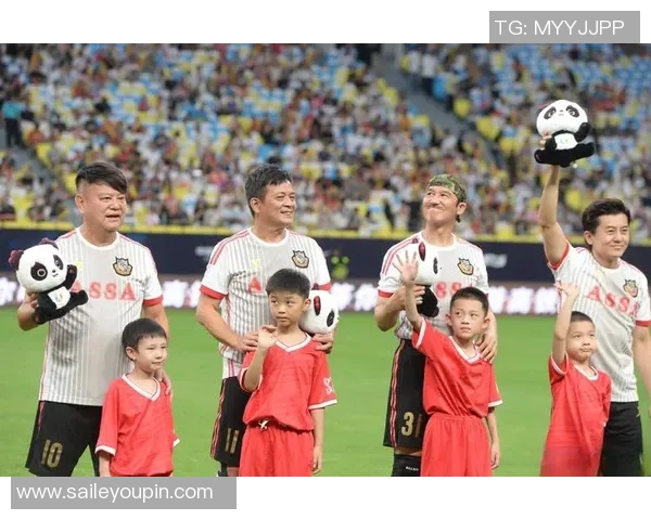 足球明星走路时的帅气瞬间尽显风采的精彩图片合集