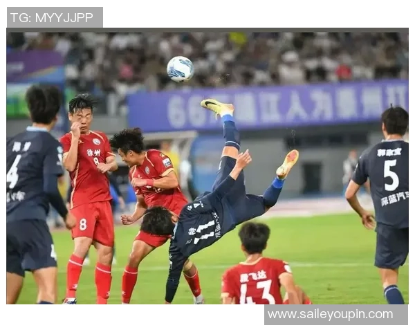 足球明星与素人高清对比图赏析展现不同风格与魅力的精彩瞬间 足球明星与素人高清对比图赏析展现不同风格与魅力的精彩瞬间